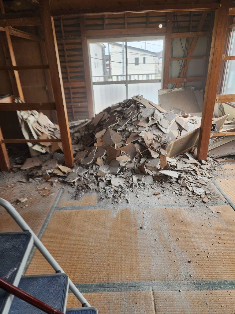 内装解体作業の様子